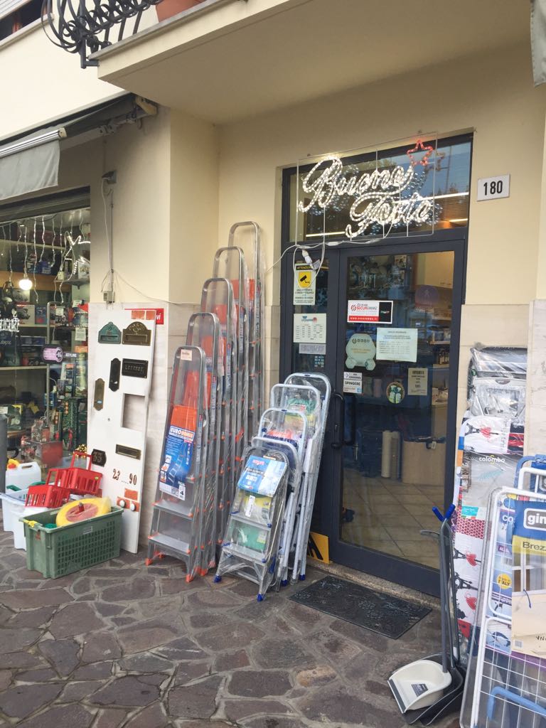 Ingresso e vetrina di Ferramenta Lugaresi in Viale Bologna