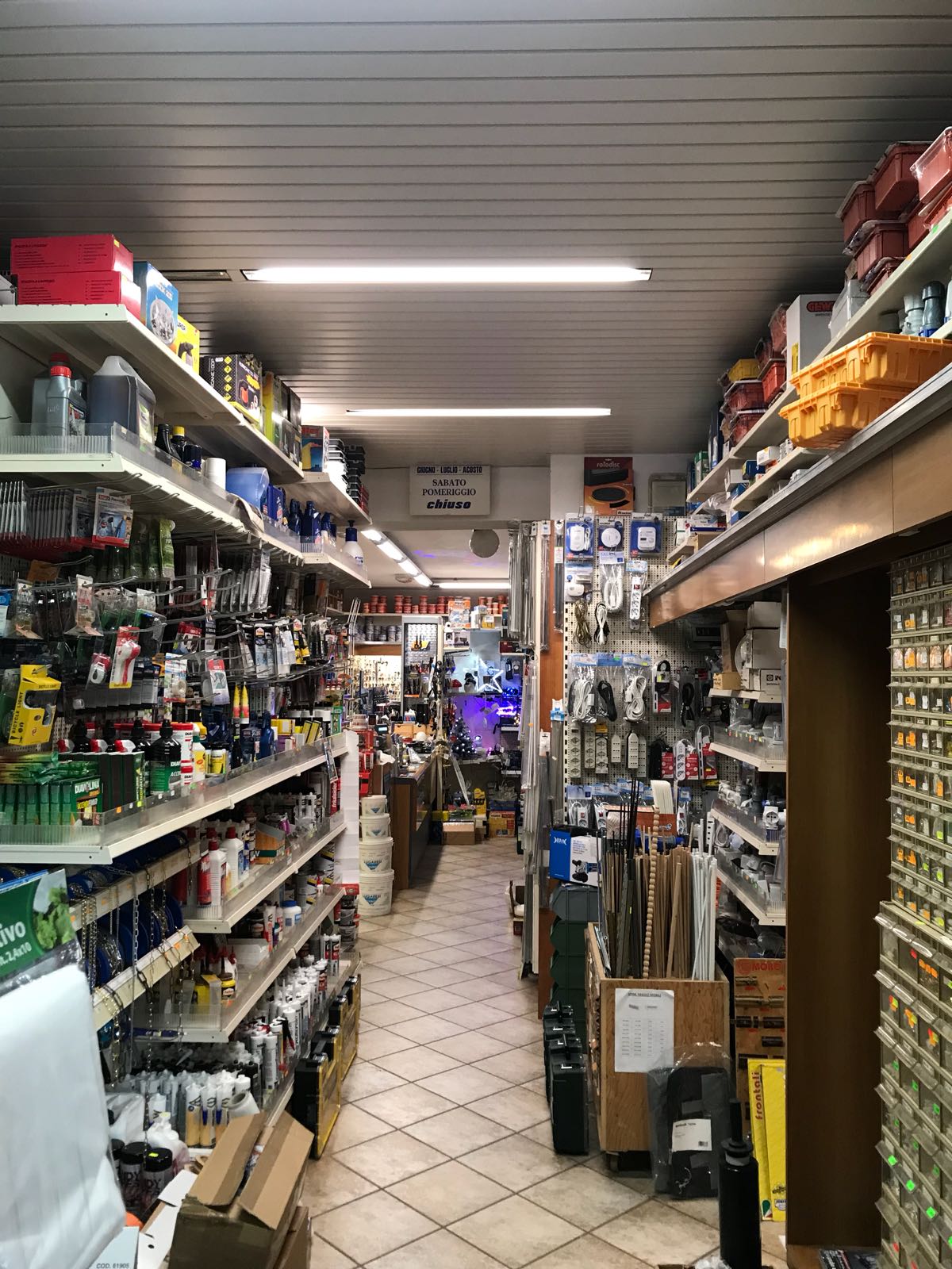 Corsia interna di Ferramenta Lugaresi
